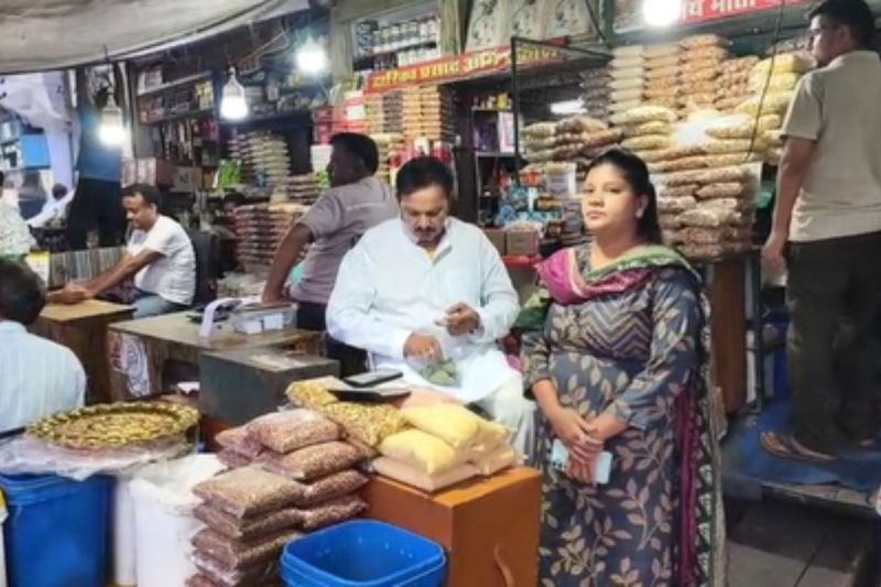 Iran Israel War Impact, India wholesale market, Sendha Namak price hike, dry fruits price increase, Prayagraj market news, Sawan fasting items, Indian economy, Iran Iraq imports, Middle East conflict effects, Indian salt prices, cashew almond price, inflation in India, Vrat essentials cost, trade disruption India