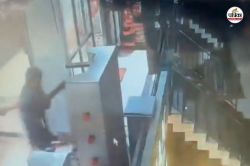 प्रयागराज में रेस्‍टोरेंट के बाहर बमबाजी, एक के बाद फेंके कई बम, सहम गया इलाका - image