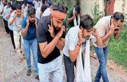 नौकरी की गुहार में अभ्यर्थियों का अनोखा विरोध, मुर्गा बनकर मांगी माफी, भर्ती
प्रक्रिया शुरू करने की मांग - image