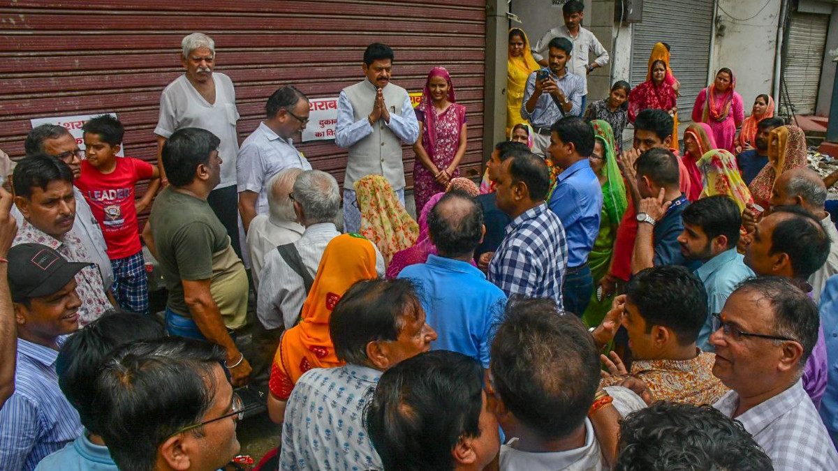 जयपुर में हनुमान मंदिर के सामने खुली शराब की दुकान, विरोध-प्रदर्शन