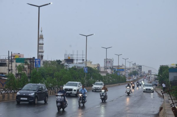 राजधानी रायपुर में रिमझिम के दौरान गुजरते वाहन। 