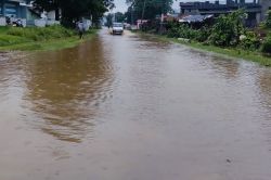 राजस्थान: एक घंटे की बारिश में ही यह स्टेट हाइवे बना तालाब, भर गया 2 से 3 फीट तक
पानी - image
