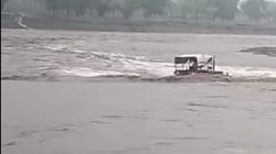 राजस्थान: भारी बारिश के चलते नदी-नाले उफान पर, नदी के तेज बहाव में ट्रैक्टर सहित
बहा युवक, देखें वीडियो - image