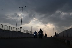 अंधड़, बादल व बारिश से सूर्यदेव ज्यादा नहीं चमके, लू के आधे मरीज भी नहीं आए - image