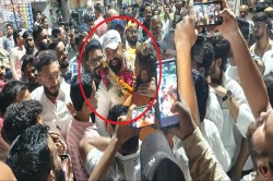 Video: पत्रकारों से मारपीट: जिन बाउंसरों का पुलिस ने निकाला जुलूस, जेल से छूटते
ही माला पहनकर घूमे, हुआ जोरदार स्वागत - image