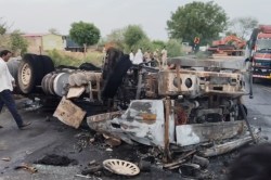 लालसोट-कोटा हाईवे पर सीमेंट से भरा ट्रेलर पलटा, आग लगने से चालक और परिचालक ने
कूद कर बचाई जान - image