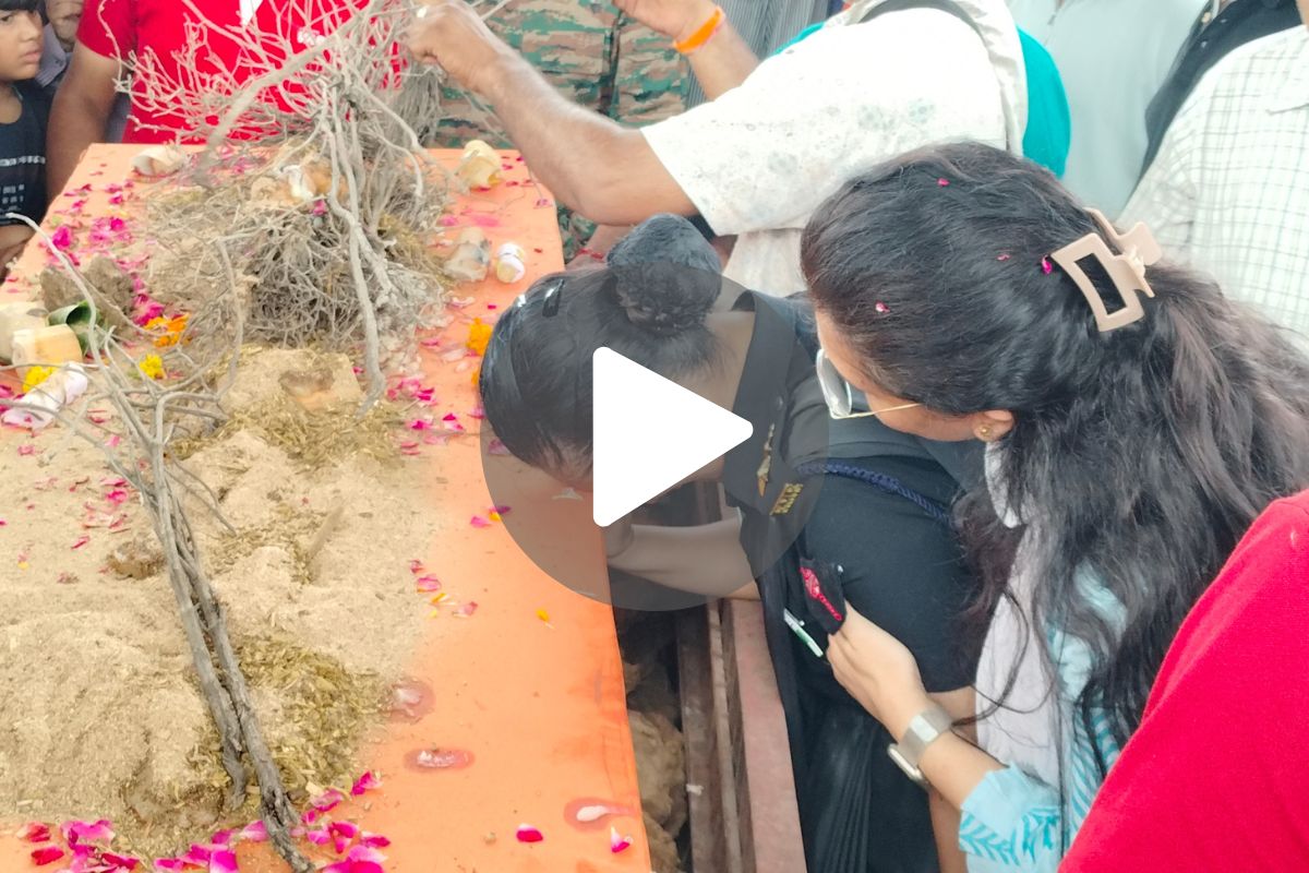 पति को यूनिफॉर्म में आखिरी सैल्यूट देते वक्त पत्नी रोक नही पाईं आंसू, रुला देगा
राजवीर सिंह के अंतिम संस्कार का ये वीडियो