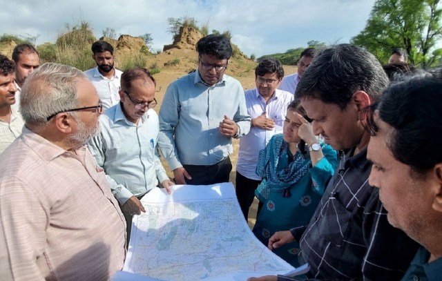 बाण गंगा नदी के उदगम स्थल पर बहाव क्षेत्र की जानकारी लेते कमेटी सदस्य।