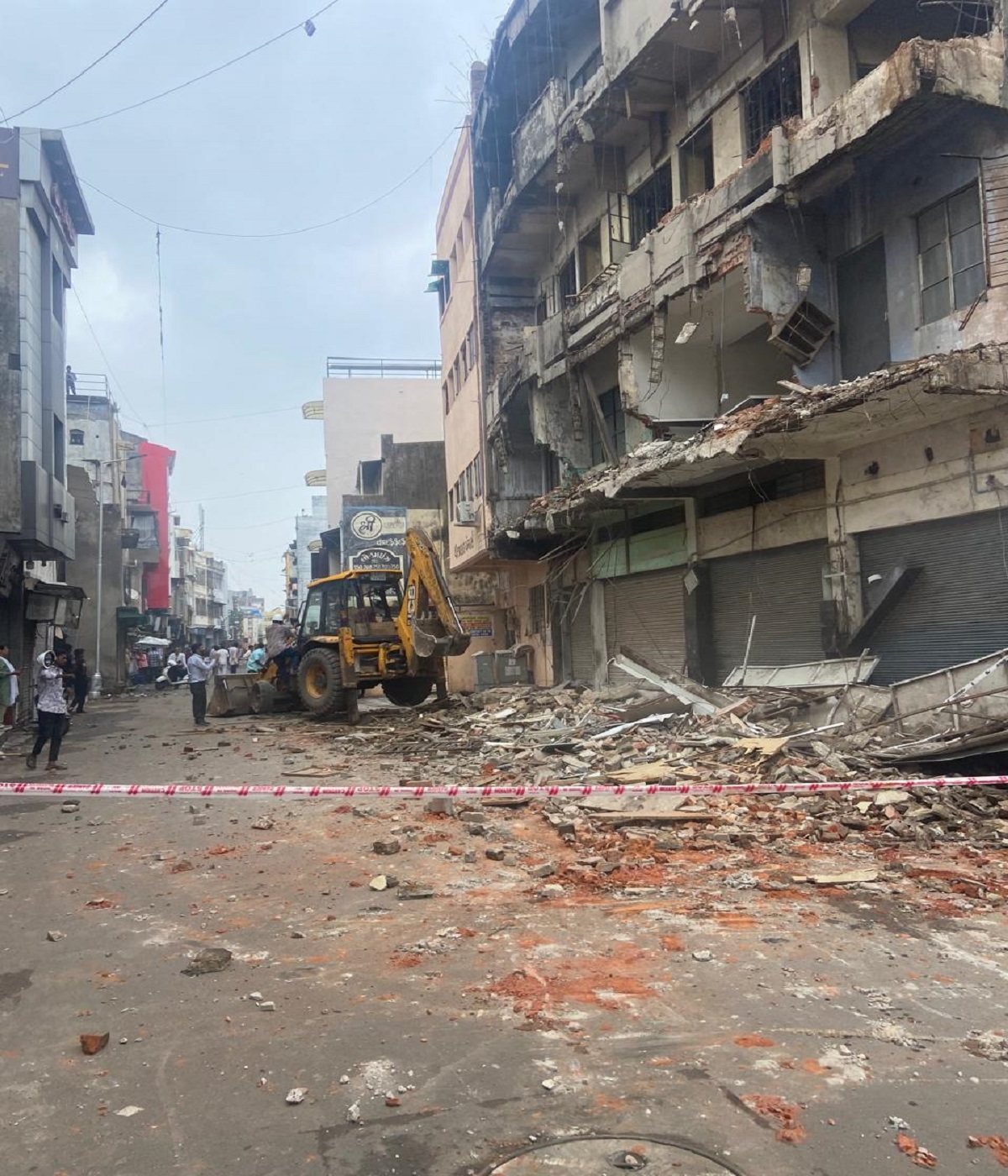 रथयात्रा रूट पर भयजनक इमारतों के जर्जरित भागों को हटाया