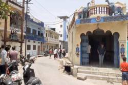 माहौल खराब करने की कोशिश, मंदिर के पास फेंके मांस के टुकड़े… - image