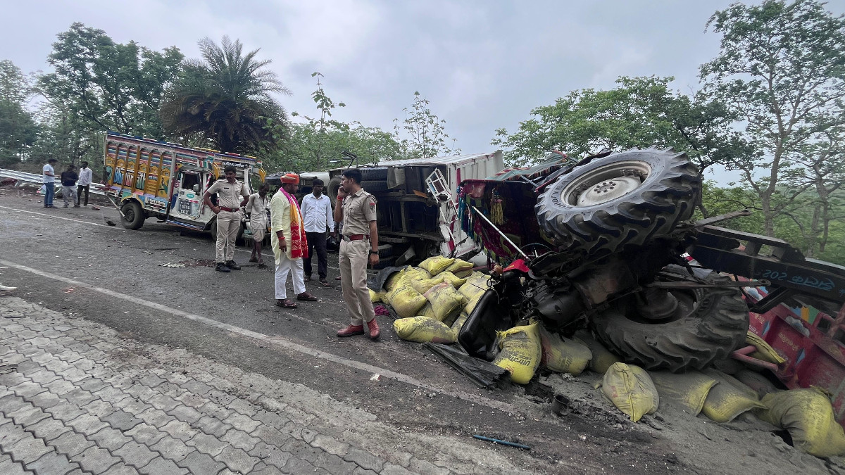 तेज रफ्तार ट्रेलर ने कार, पिकअप व अन्य वाहनों को चपेट में लिया, तीन की मौत