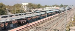 कोरोना महामारी में बंद हुई लोकल ट्रेन पांच साल भी पटरी पर नहीं लौटी - image