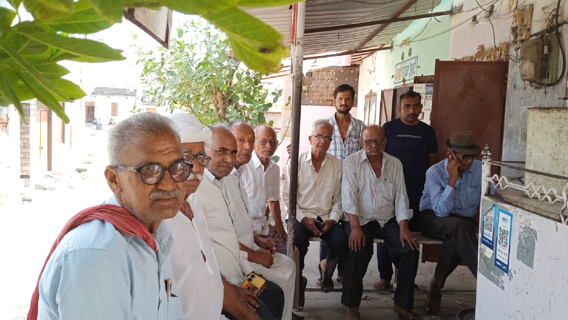 आबूरोड. किवरली में परिचर्चा कार्यक्रम में मौजूद ग्रामीण।