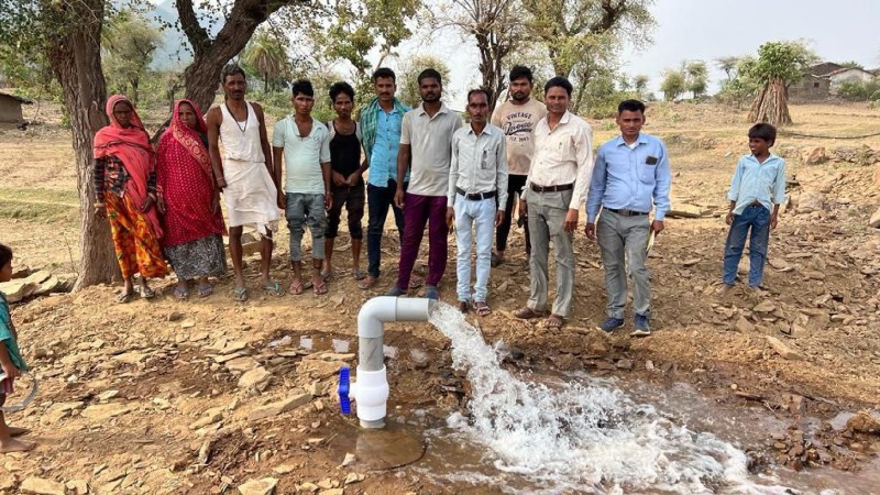 आबूरोड. प्रतापगढ़ जिले में सोलर लिट इरिगेशन प्लांट से फसल को पिलाया जा रहा पानी।