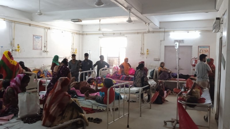 आबूरोड. सामान्य वार्ड में स्ट्रेचर पर उपचाराधीन महिला रोगी।