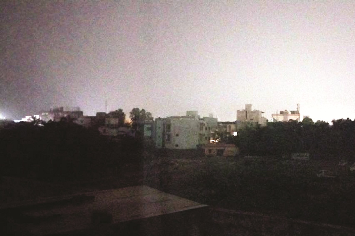 CG News: बारिश-तूफान ने बिगाड़ी व्यवस्था, बिजली गुल और उमस से बढ़ी मुश्किलें