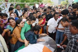 तिरंगे में लिपटे शहीद पति के शव से लिपट कर रोने लगी पत्नी, छोड़ गए दो बच्चों का
साथ… जानें कौन थे आकाश राव गिरपुंजे? - image