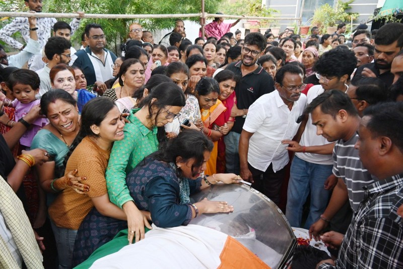 रोते-बिलखते पार्थिव शरीर से लिपटी पत्नी (फोटो सोर्स- पत्रिका)