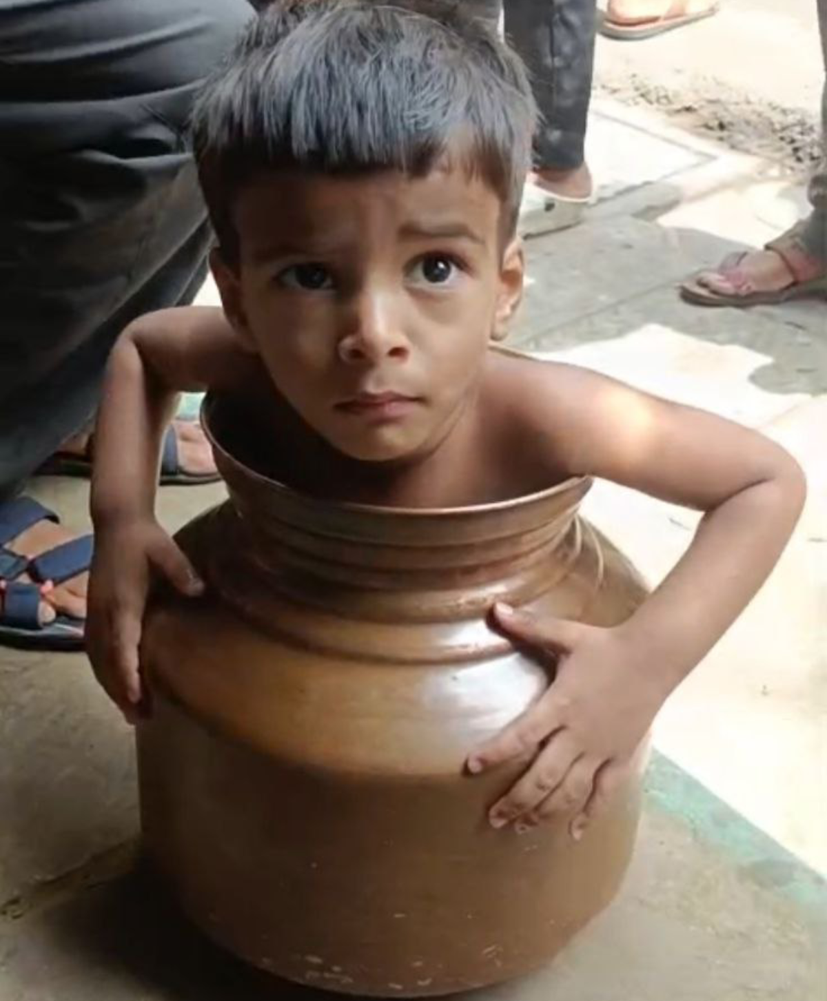 2 year old child trapped in a water pot in Chakraghat of Sagar Kotwali police station