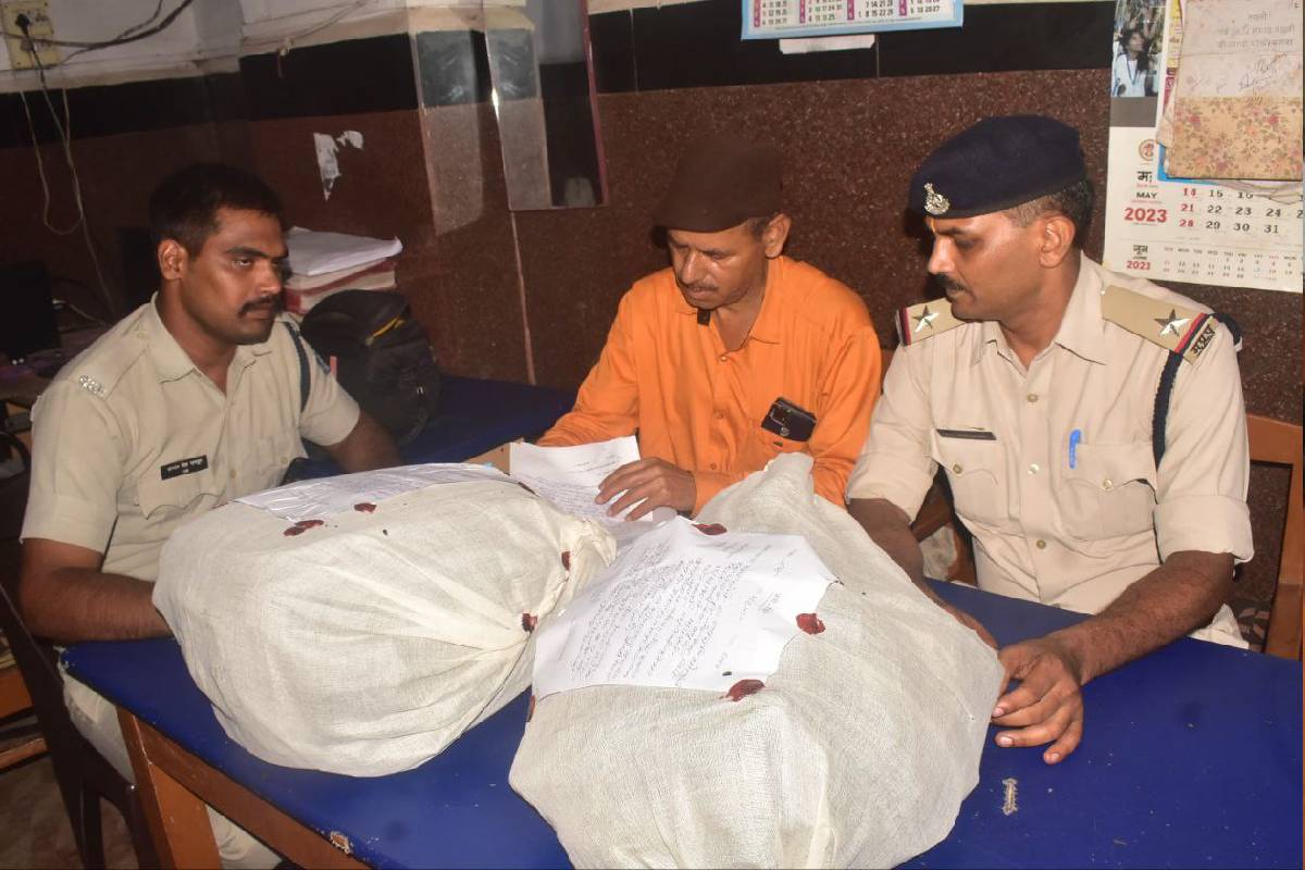 चलती ट्रेन से प्लेटफॉर्म पर कूदा यात्री, जीआरपी ने पकड़कर तलाशी ली तो मिला
‘खजाना’
