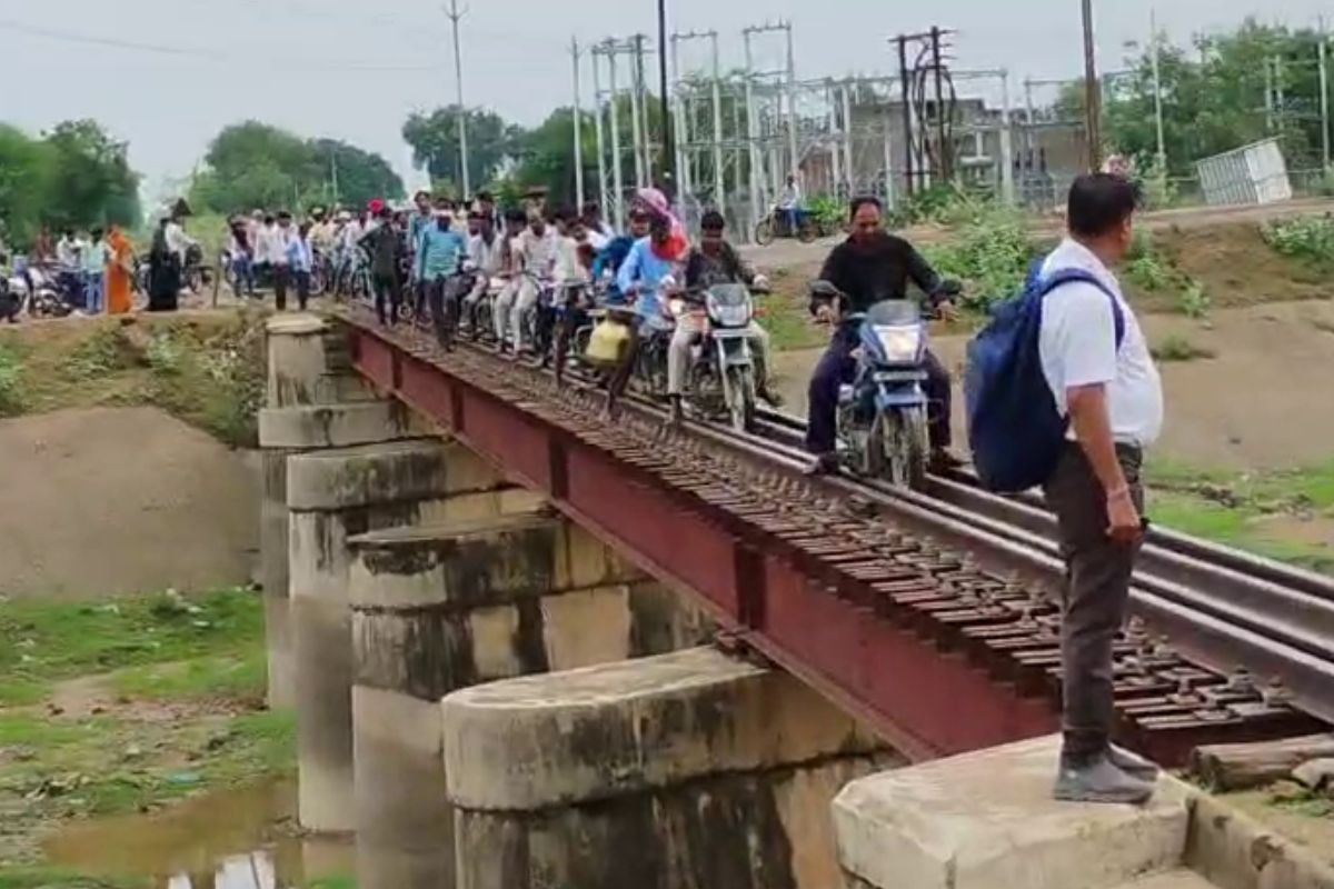 एमपी में पटरी पर दौड़ीं 200 से ज्यादा बाइकें, देखें वायरल वीडियो
