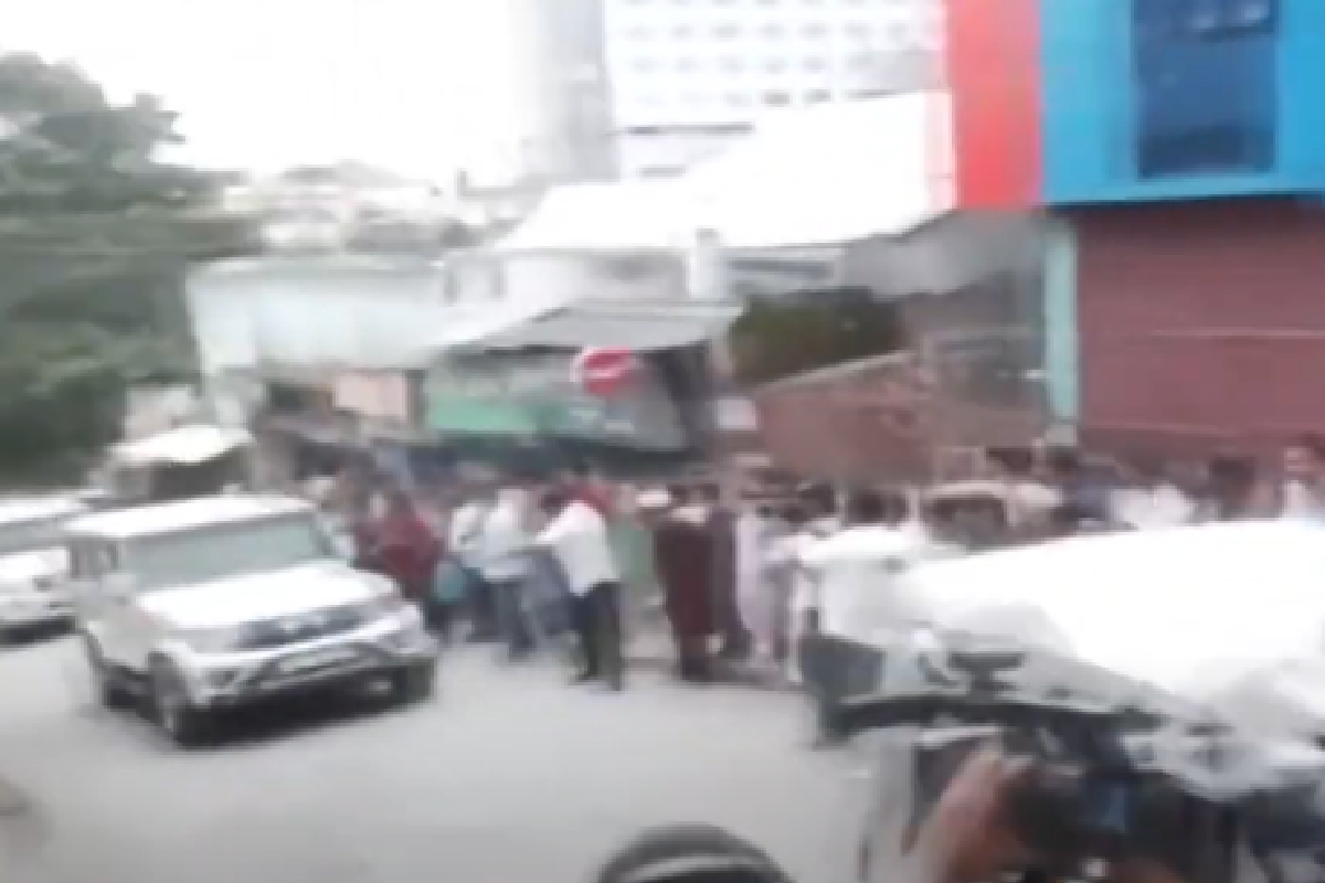 Video News: शिलांग पहुंचे सोनम के साथ देने वाले आरोपी, कड़ी सुरक्षा लाना गया थाने