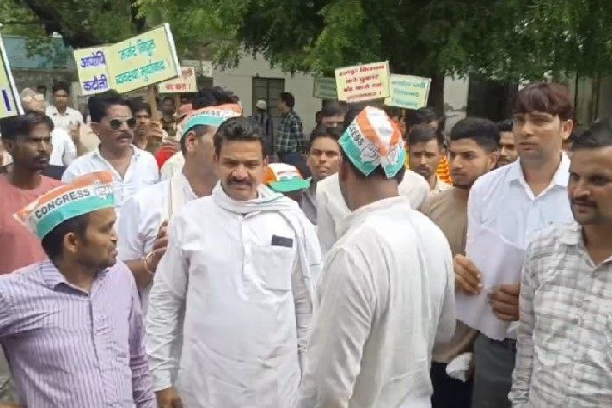Video News: भिण्ड में बिजली संकट पर कांग्रेस का हंगामा, जीएम को पहनाई
नींबू-मिर्च की माला