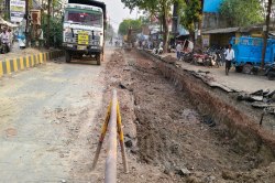 सिर पर मानसून, मुख्य मार्ग में खोदी जा रही थी सीवर लाइन के लिए सडक़, एसडीएम ने
आदेश जारी कर लगाई रोक - image