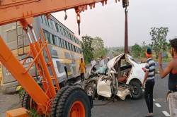 प्रयागराज में मां की अस्थियां विसर्जित कर कार से लौट रहे बेटों का एक्सीडेंट.. - image