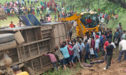 बेकाबू होकर 20 फीट नीचे जा गिरी तेज रफ्तार बस, कई यात्री दबे, मच गया कोहराम - image