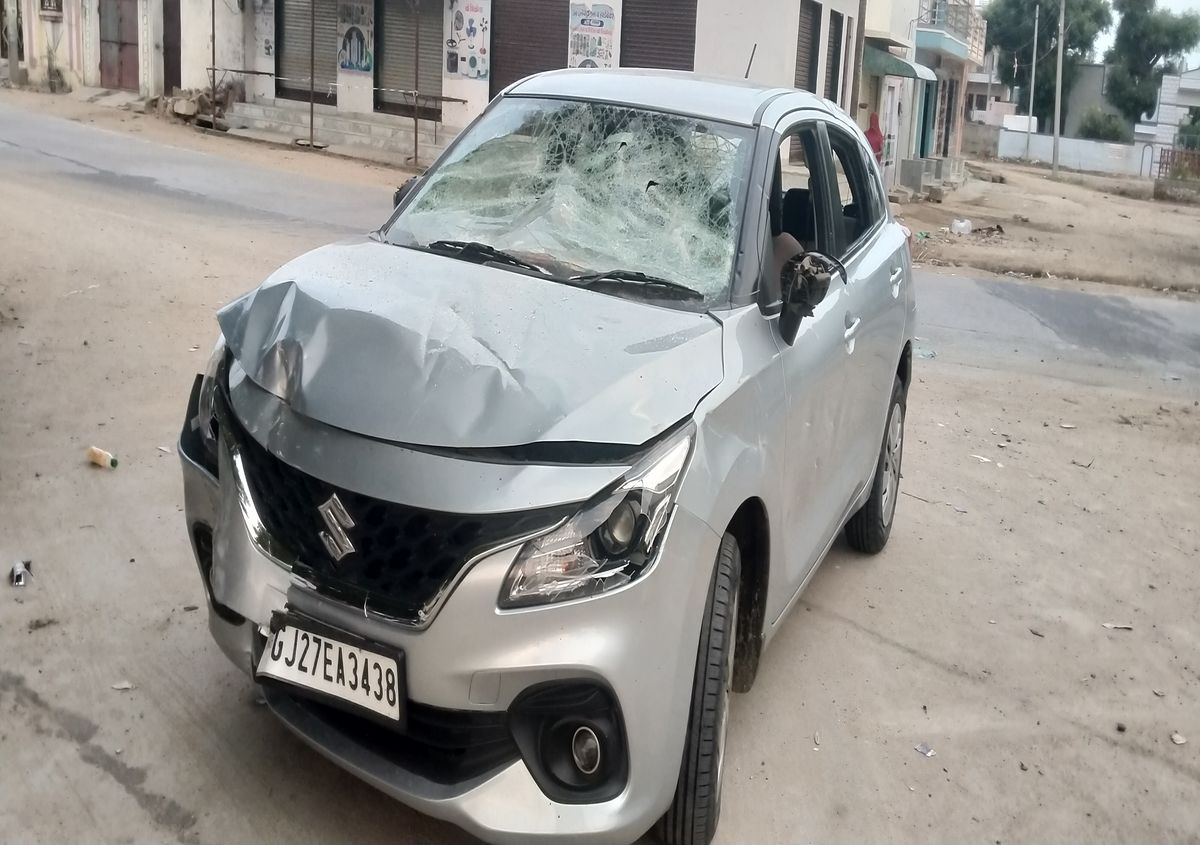 सिरोही में कार सवारों पर अज्ञात लोगों ने किया हमला, दो घायल, गंभीर हालत में एक
गुजरात रैफर