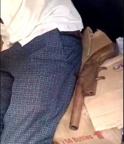 सोम के कर्मचारियों की गुंडागर्दी, कार में अवैध शराब भरकर गांव पहुंचे, ग्रामीणों
ने घेराबंदी की तो कार छोड़कर भागे - image