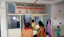 ह्यूमन एंगल : चाइल्ड केयर यूनिट में दो माह से इंफेक्शन का जंग लड़ रही नवजात
बच्ची - image