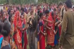 हिड़मा के गांव में शादी का जश्न, CRPF जवानों ने निभाया दुल्हन के भाई का फर्ज,
जंगल में गूंजी शहनाई - image