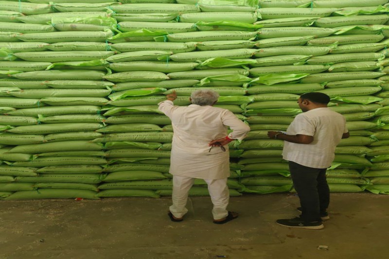 Agriculture Minister raids DAP fertilizer warehouses, causes commotion