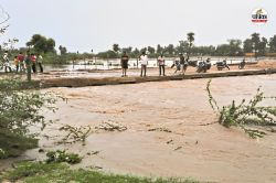 राजस्थान में यहां भारी बारिश से जनजीवन अस्त-व्यस्त, घरों में बहकर पहुंची मिट्टी;
नदी-नाले भी उफान पर - image
