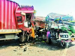 Churu News : अचानक ब्रेक लगाने से कैंपर ट्रक में घुसा, एक युवक की मौके पर ही मौत - image