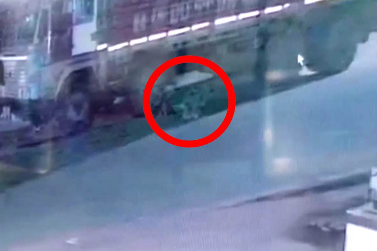 ट्रक की छत पर सोते ड्राइवर के साथ हुआ कुछ ऐसा, हो गई मौत, घटना CCTV में कैद