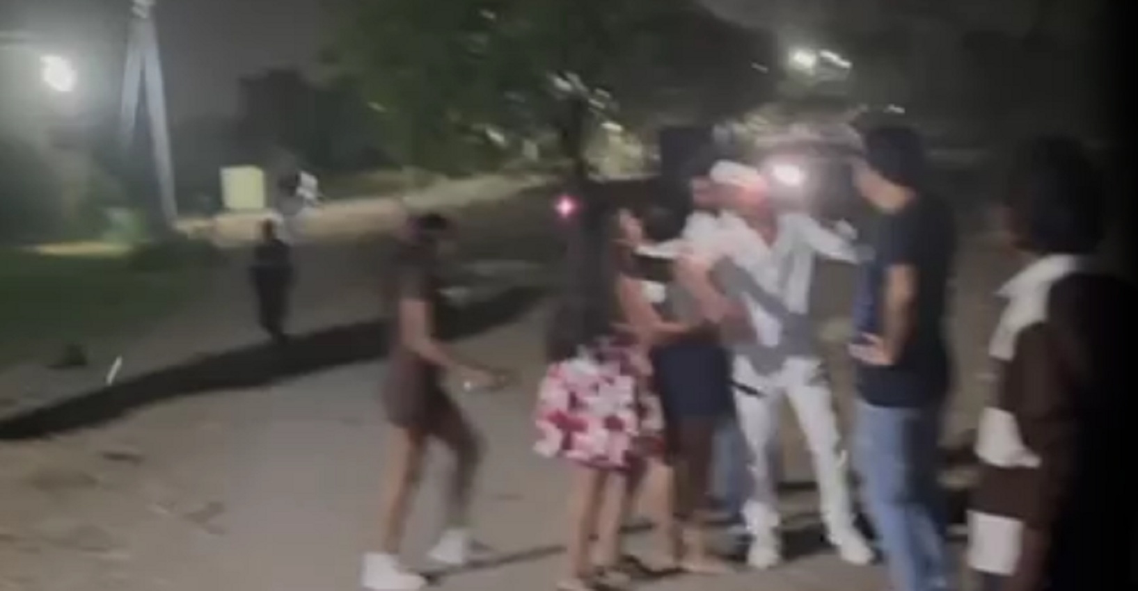 आधी रात युवक-युवतियों के बीच चले लात-घूंसे, कपड़े फटने तक मारपीट, वीडियो वायरल