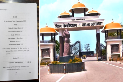 विक्रम यूनिवर्सिटी का गड़बड़झाला, पहले 3 बार बढ़ाई परीक्षा की तारीख, अब एग्जाम
में छात्रों को थमा दिया गलत पेपर - image