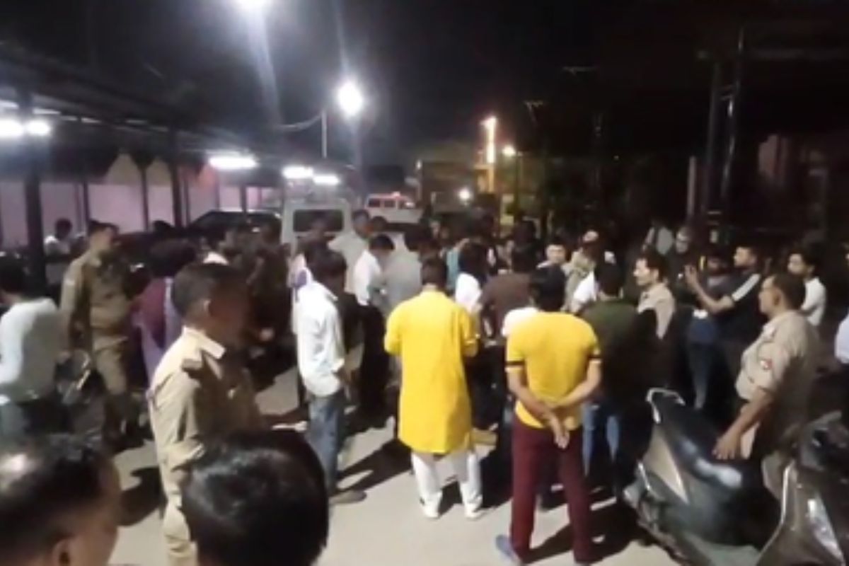 वृंदावन में जहरीली गैस से 2 लोगों की मौत, परिजनों का हंगामा
