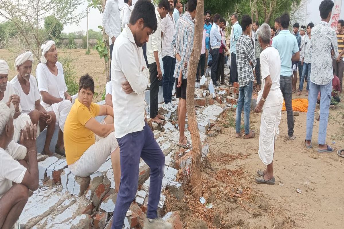 अंधड़ में गिरी फार्म हाउस की दीवार, बकरियां चराने गई महिला की मौत