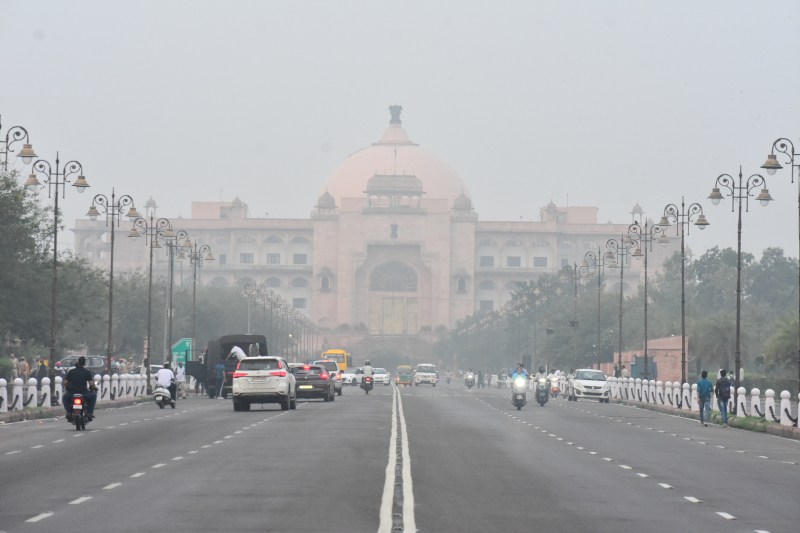 राजधानी जयपुर में शनिवार को सुबह से धुंध छाई रही। धुंध के आगोश में राजस्थान विधानसभा भवन। फोटो-पत्रिका।