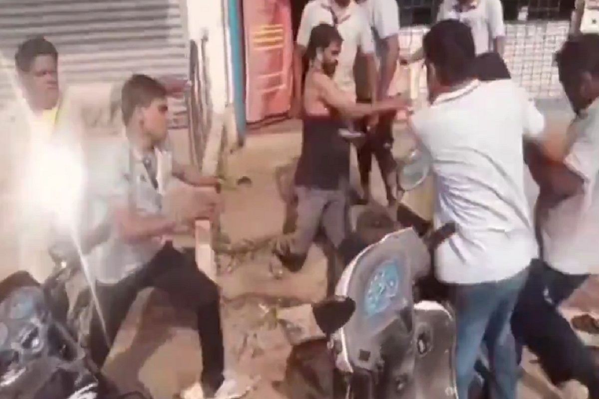 शराब दुकान के बाहर जमकर चले लात-घूंसे, सेल्समैन का कॉलर पकड़ा, फिर… देखें Video