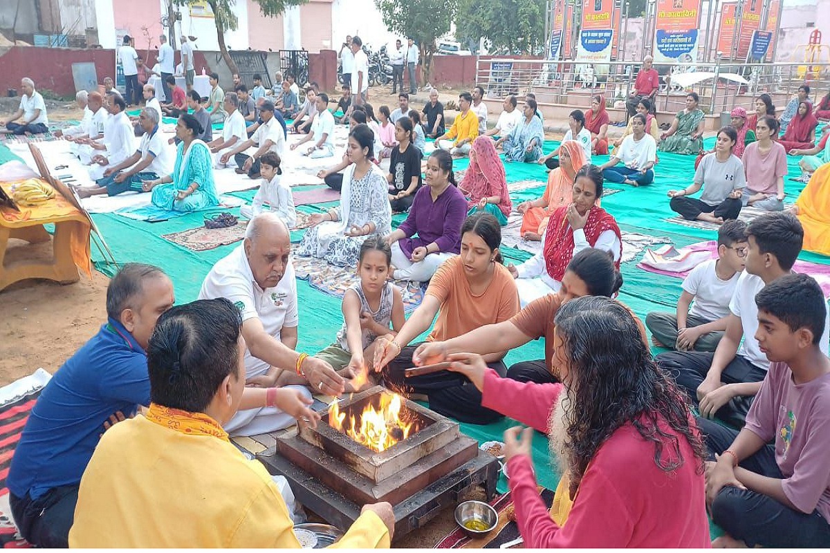 International yoga day: घर-घर योग पहुंचाने के संकल्प के साथ यज्ञकुंड में दी आहुतियां