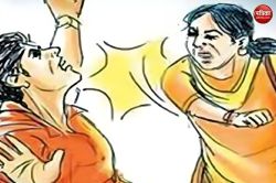 पत्नियों के हमले से कराह रहे पति, एक ने चाकू से किया हमला दूसरी ने कर दी
सरेबाजार धुनाई, जाने क्या है पूरा मामला - image