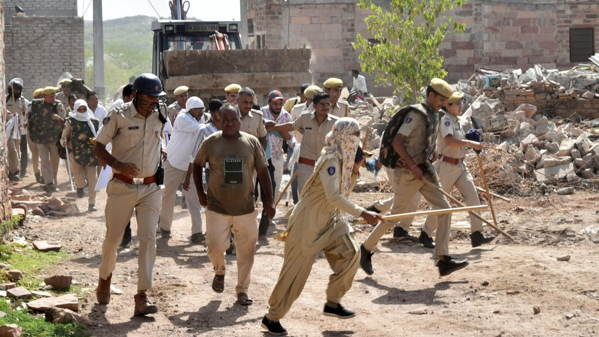 कैचमेंट क्षेत्र से अतिक्रमण हटाने पहुंची टीम पर पथराव, 12 घायल, पुलिस ने रबर की
गोलियां चला भीड़ को खदेड़ा