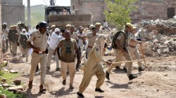 कैचमेंट क्षेत्र से अतिक्रमण हटाने पहुंची टीम पर पथराव, 12 घायल, पुलिस ने रबर की
गोलियां चला भीड़ को खदेड़ा - image