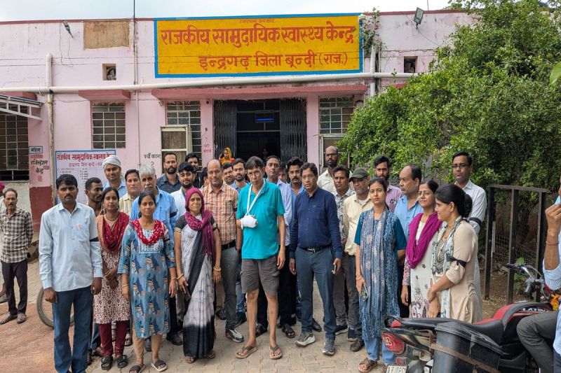 अस्पताल के कर्मचारियों ने काली पट्टी बांधकर किया विरोध