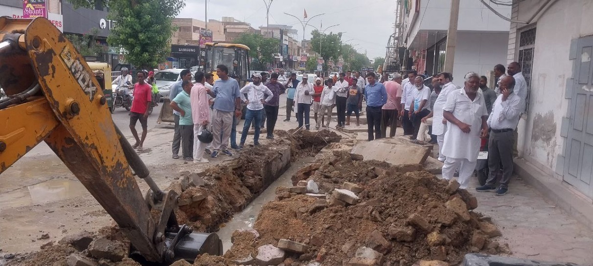 गौशाला मार्ग पर मुख्य नाला में अवरोधक देख बिफरे विधायक बिहाणी, तोड़फोड़ से
दुकानदारों में रोष